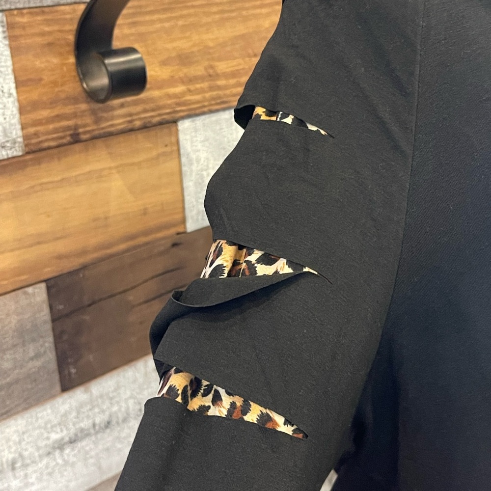 Leopard slashed top - Picture 2 of 2